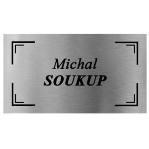 stříbrná jmenovka s rožky